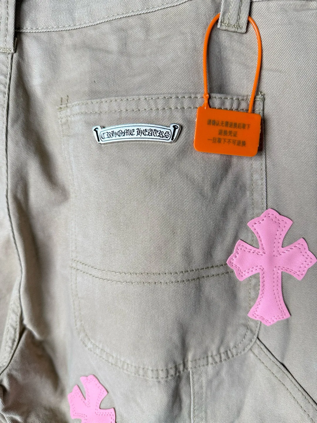 P270 💰 (Top version) Chrome Hearts cherry blossom pink leather logging spliced ​​washed jeans, truly restores the ultimate vintage texture, three-dimensional version, loose and comfortable, not picky about the figure, taller and slimmer, factory precision, original quality control, same style for men and women, can be matched with couples, versatile recommendation, must-have jeans for all seasons, fashionable people have been disappointed. From the quality selection of fabrics, the tailoring of details, and the matching of patterns, they are all impeccable! The upper body is so handsome when worn...it can be easily worn by men, women and children! The craftsmanship is made of heavy-duty washed pure cotton denim fabric. After washing, it is soft and thick and looks very stylish when worn. Color: Khaki Size: 28-30-32-34 (corresponds to S-M-L-XL)